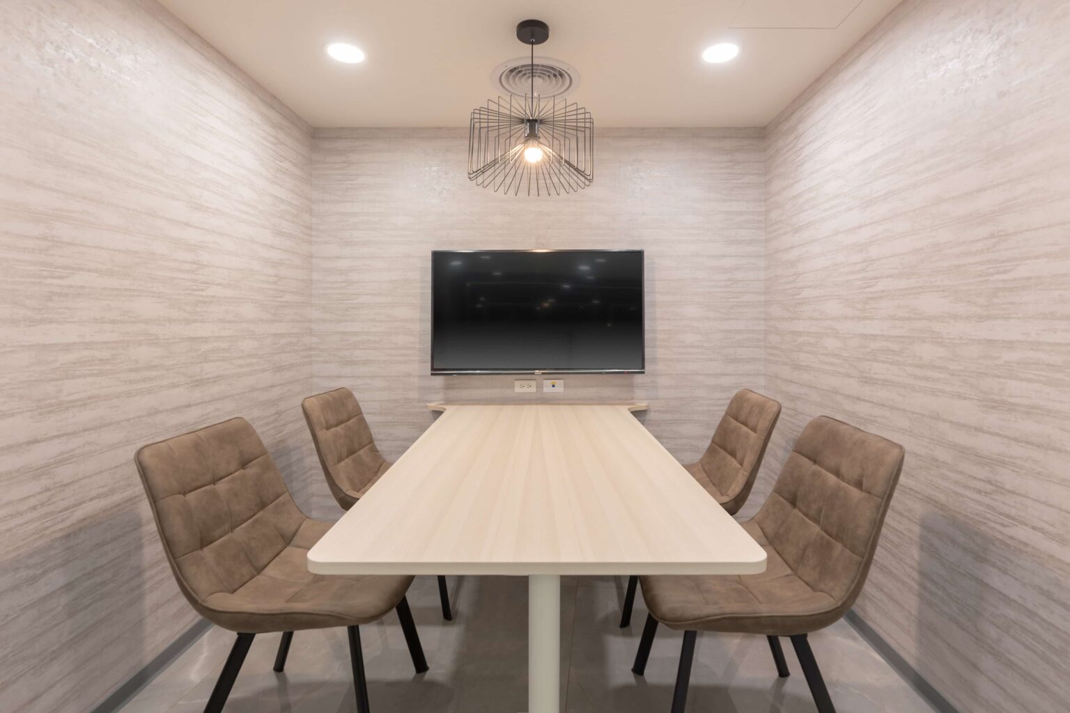 小會議室｜最多可容納6人。提供獨立空調、全高速Wifi、超大42吋LCD螢幕。